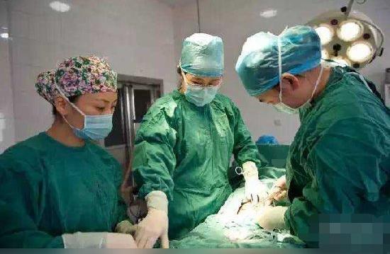 孕妇肚子巨大,疑似怀了双胞胎,医生剖开肚子后惊呆了..