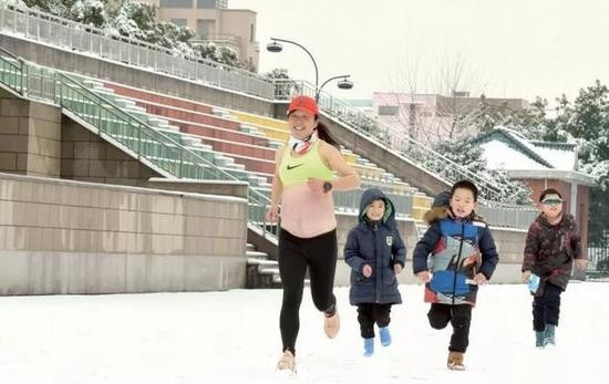 女子怀孕8个月雪地裸肚跑步！警惕|孕妇运动需注意这10点！