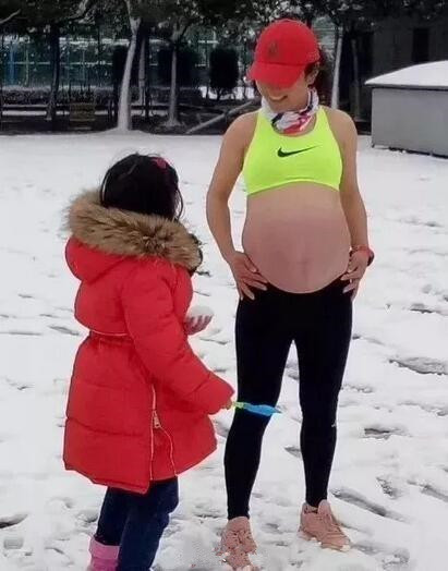 女子怀孕8个月雪地裸肚跑步！警惕|孕妇运动需注意这10点！ 
